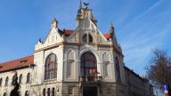 (RO) Primăria Municipiului Salonta<br> (HU) A Nagyszalontai Polgármesteri Hivatal<br> (ENG) Salonta City Hall<br>