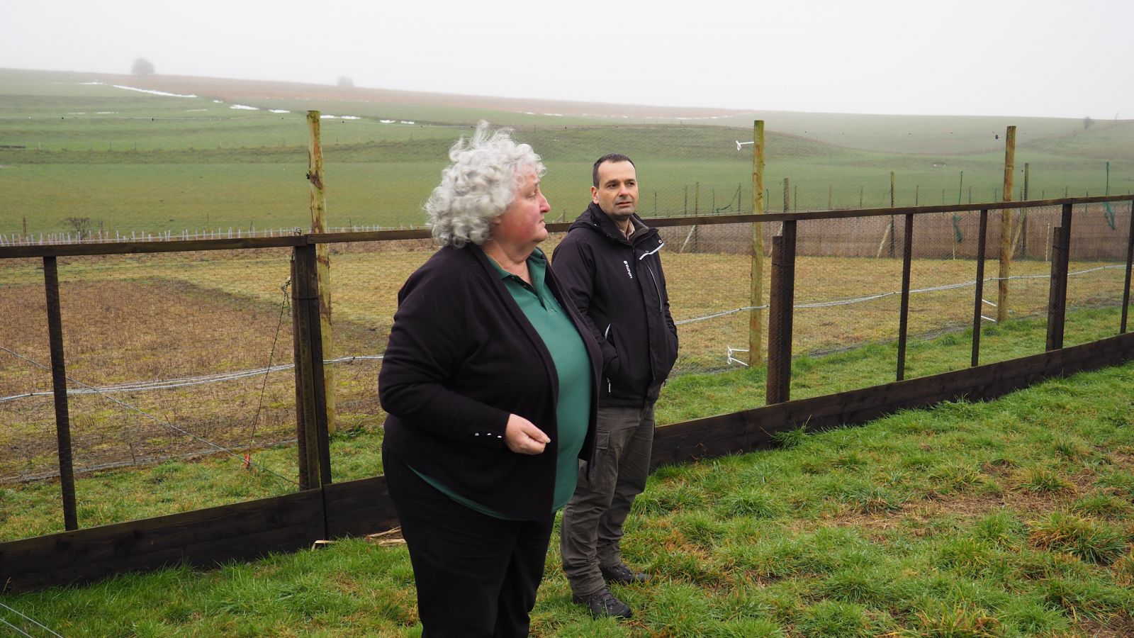 Ruth Manwell (GTG) și Nagy Attila (GM) în țarcurile împrejmuite pentru puii de dropie (Câmpiile Salisbury, februarie 2019)